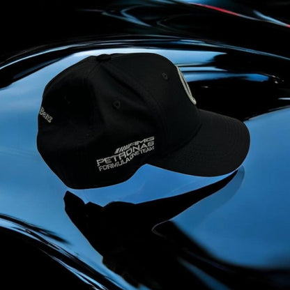 Gorra Mercedes – Elegancia y Potencia en Cada Puntada