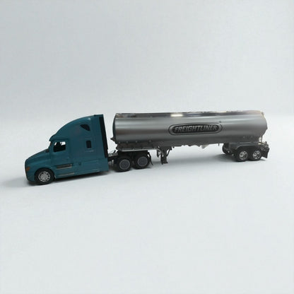 Freightliner Cascadia 1:32 Tanque – Modelo de Colección en Metal (Azul Claro)
