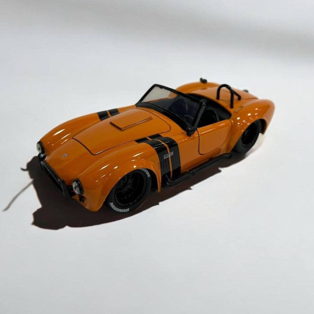 Shelby Cobra 1965 a Escala 1:24 – Un Ícono de Potencia y Estilo