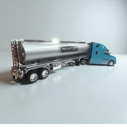 Freightliner Cascadia 1:32 Tanque – Modelo de Colección en Metal (Azul Claro)