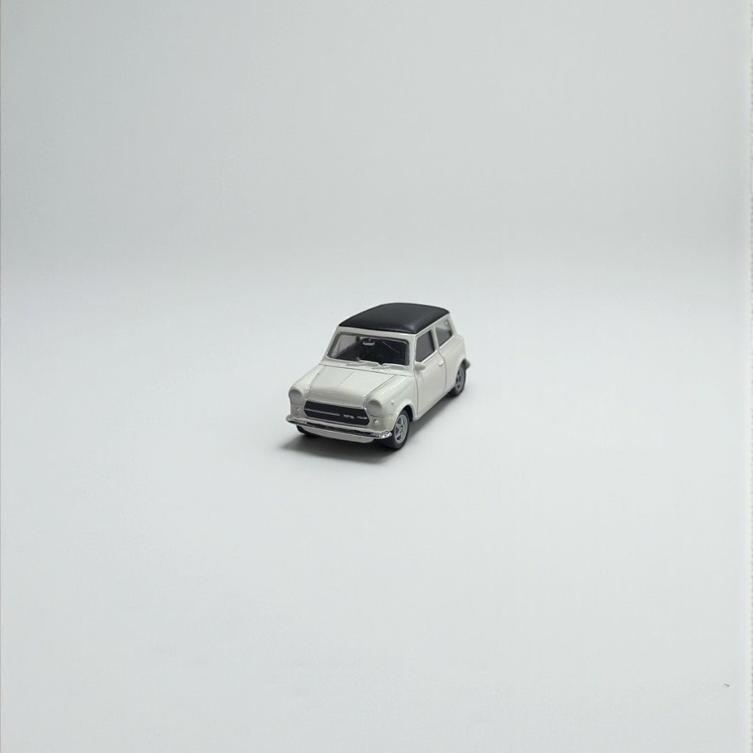 Mini Cooper 1300 1:64 – El Encanto Británico en Miniatura