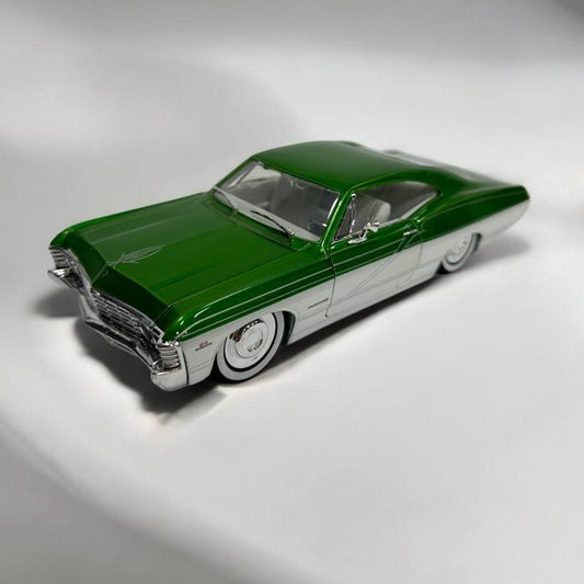 Chevrolet Impala 1967 SS a Escala 1:24 – Elegancia y Potencia en Su Forma Más Pura