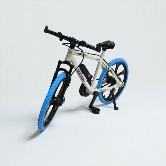 Bicicleta de Montaña  Blanca con Llantas Azules – Modelo de Colección en Metal | Detalle Realista para Exhibición