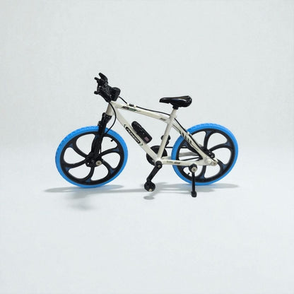 Bicicleta de Montaña  Blanca con Llantas Azules – Modelo de Colección en Metal | Detalle Realista para Exhibición