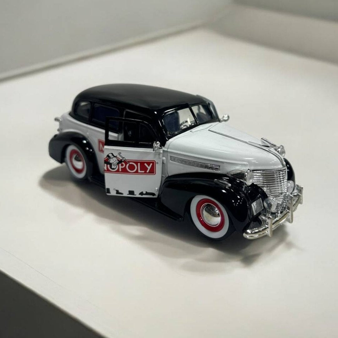 Chevy Master Deluxe 1939 Edición Monopoly 1:24 – Modelo a Escala – Clásico con Detalles Exclusivos