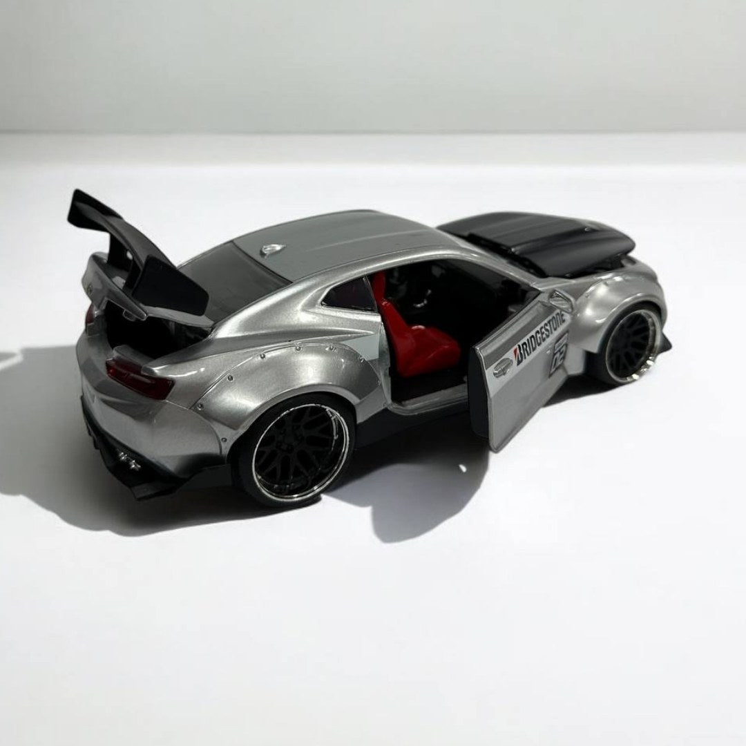 Chevrolet Camaro 2016 a Escala 1:24 – Desempeño y Estilo en Cada Detalle