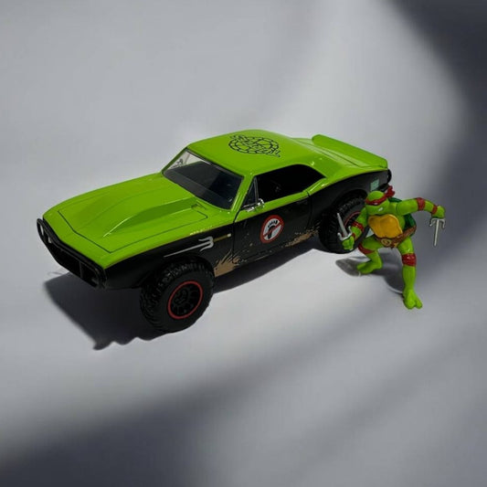 Rafael y Chevrolet Camaro 1967 a Escala 1:24 – ¡La Fuerza y Estilo de las Tortugas Ninja!