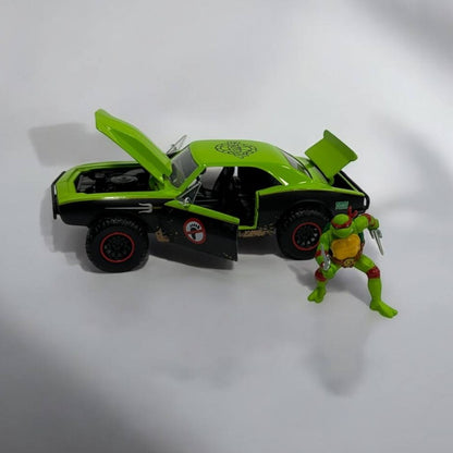 Rafael y Chevrolet Camaro 1967 a Escala 1:24 – ¡La Fuerza y Estilo de las Tortugas Ninja!