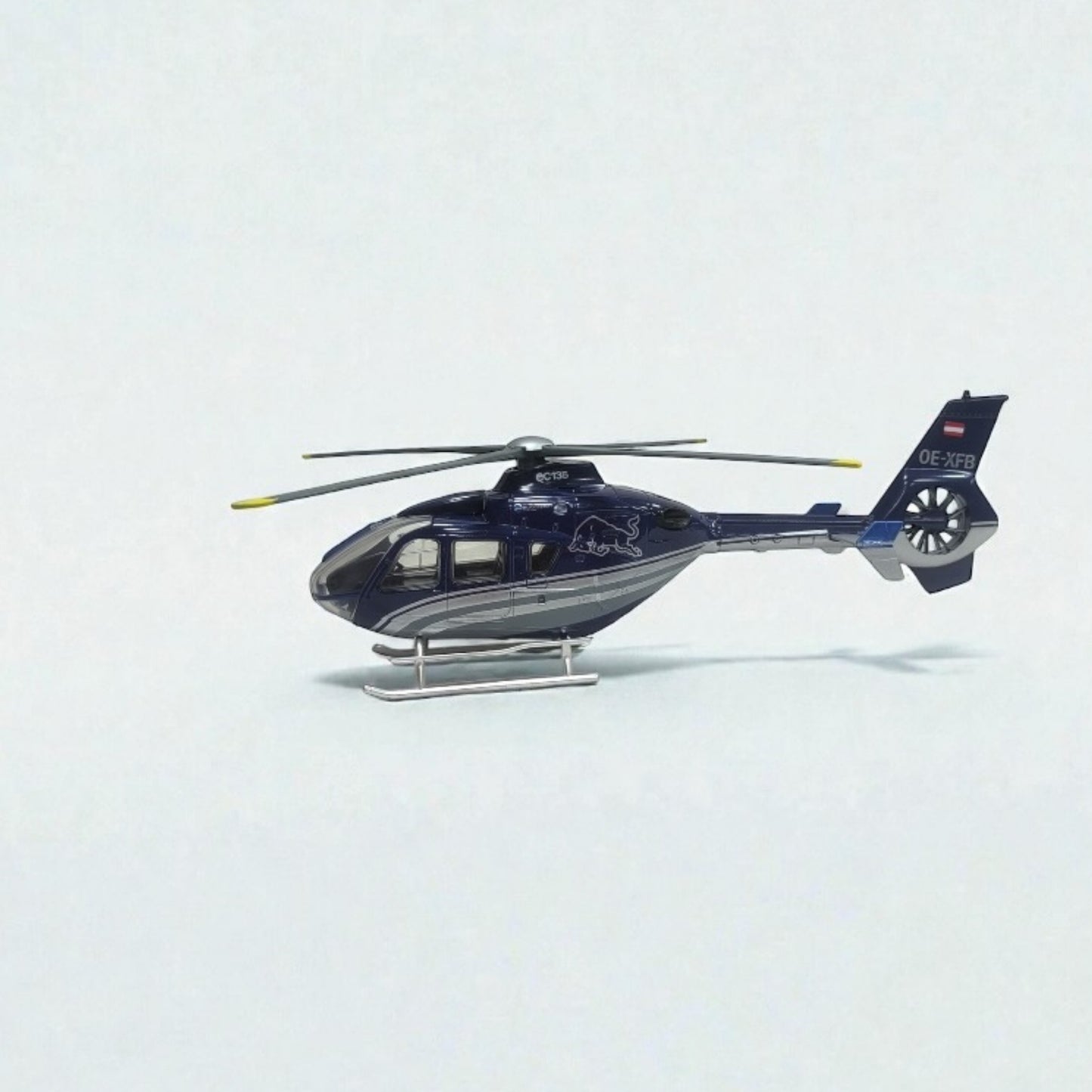 Helicóptero Eurocopter EC135 Flying Bulls – Modelo de Colección Red Bull Descripción del producto
