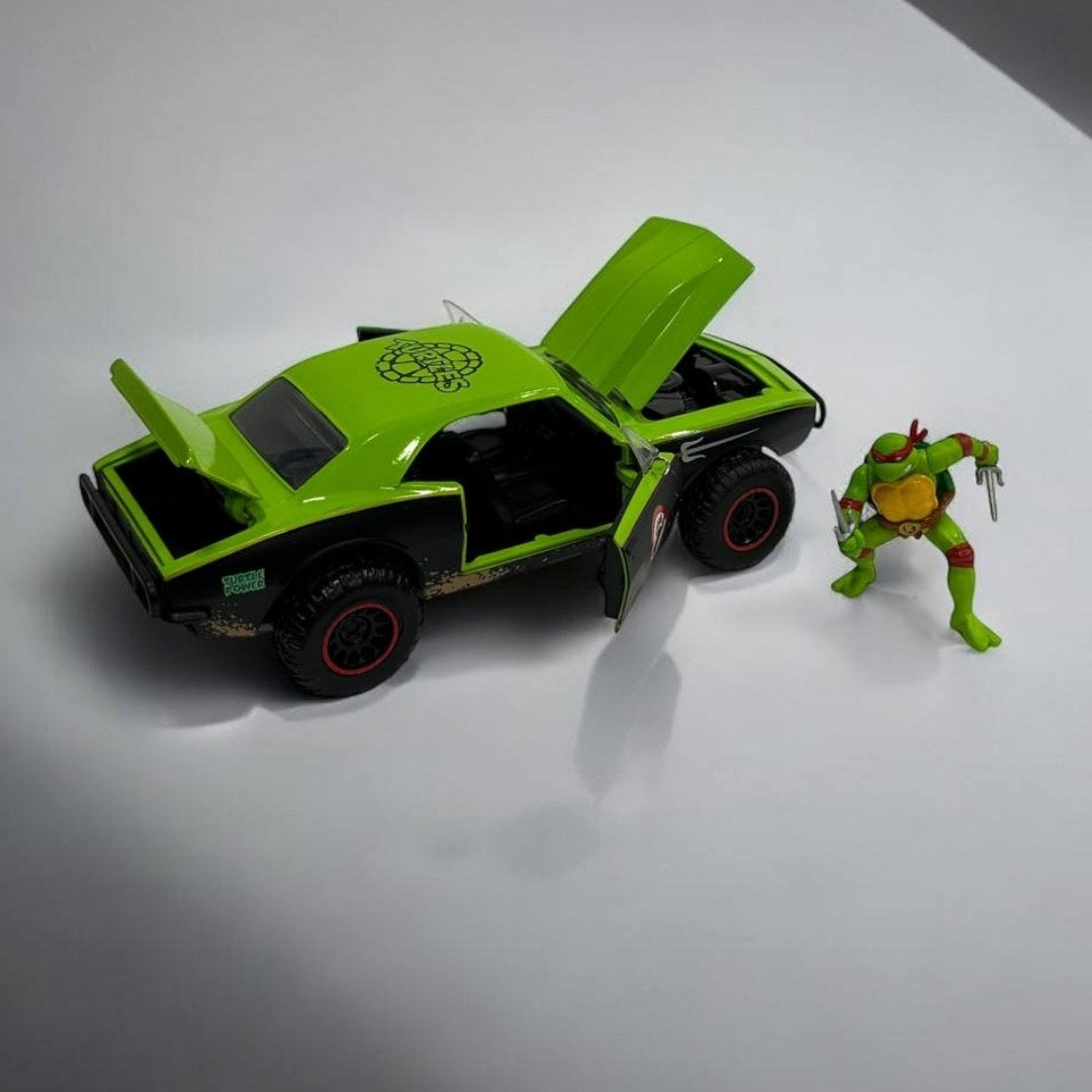 Rafael y Chevrolet Camaro 1967 a Escala 1:24 – ¡La Fuerza y Estilo de las Tortugas Ninja!