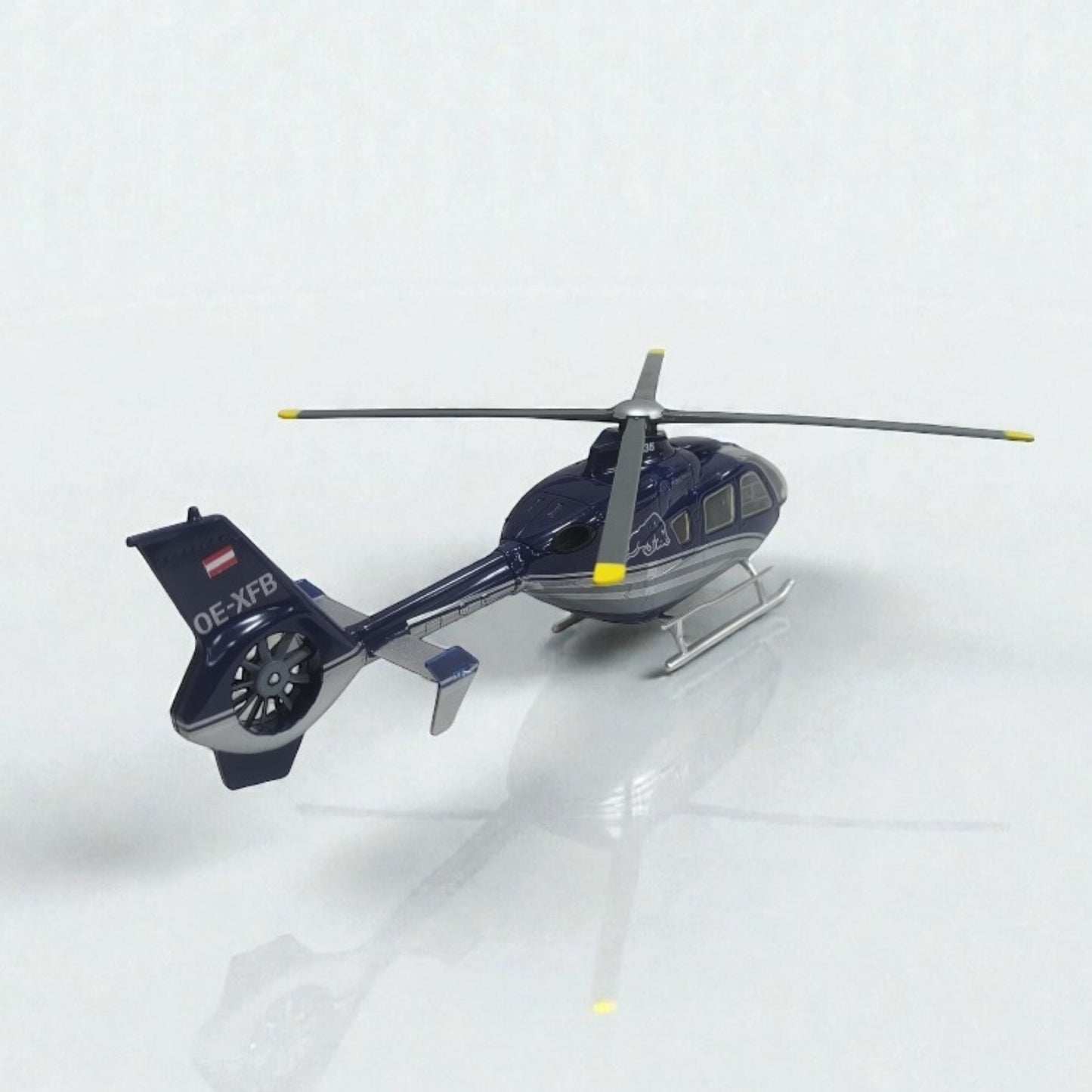 Helicóptero Eurocopter EC135 Flying Bulls – Modelo de Colección Red Bull Descripción del producto