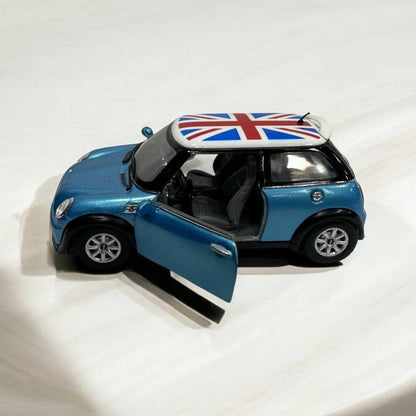 Mini Cooper 1:32 – Modelo Clásico – Detalles Realistas y Diseño Encantador