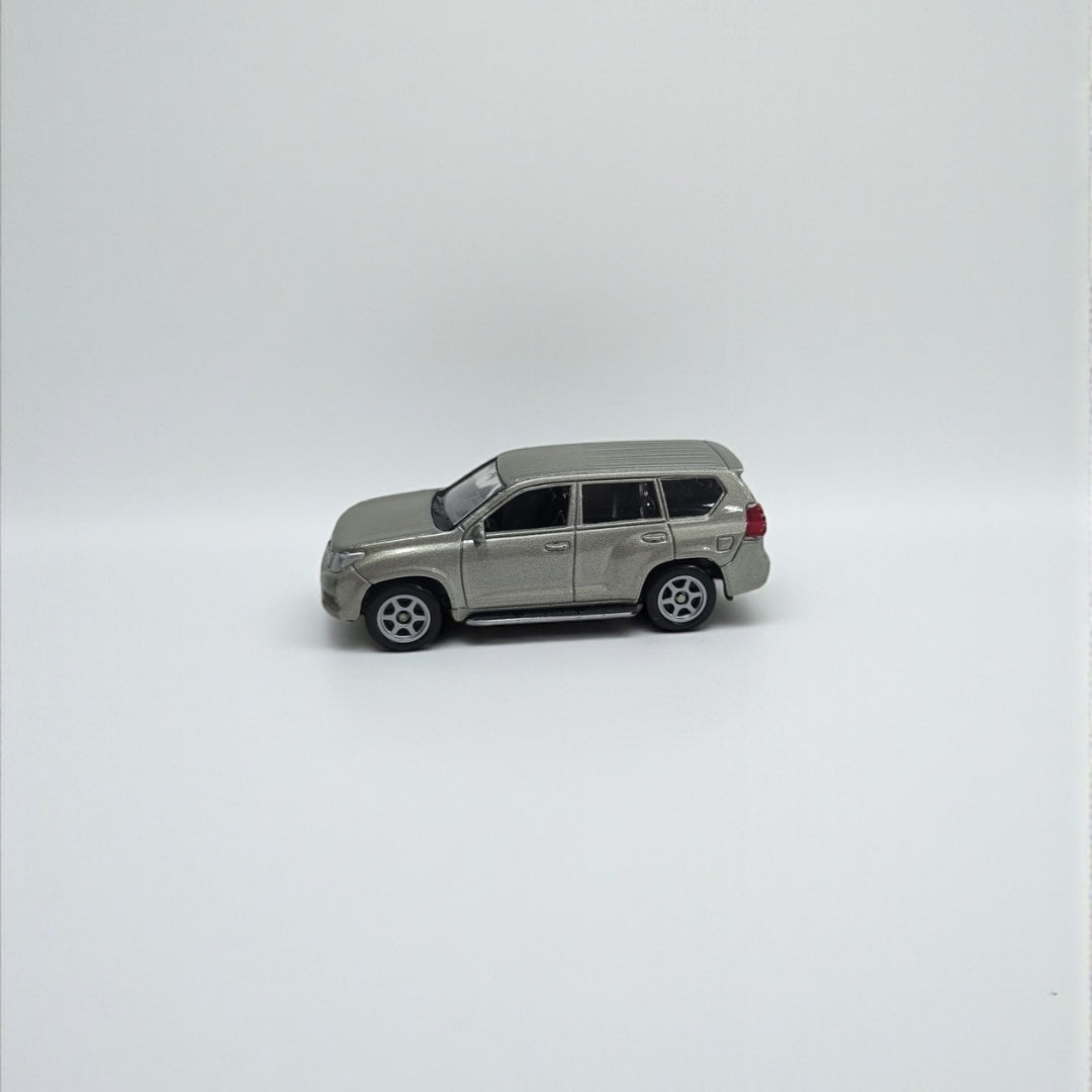Toyota Prado 1:64 – Potencia, Elegancia y Aventura en Miniatura