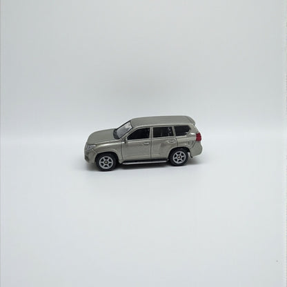 Toyota Prado 1:64 – Potencia, Elegancia y Aventura en Miniatura