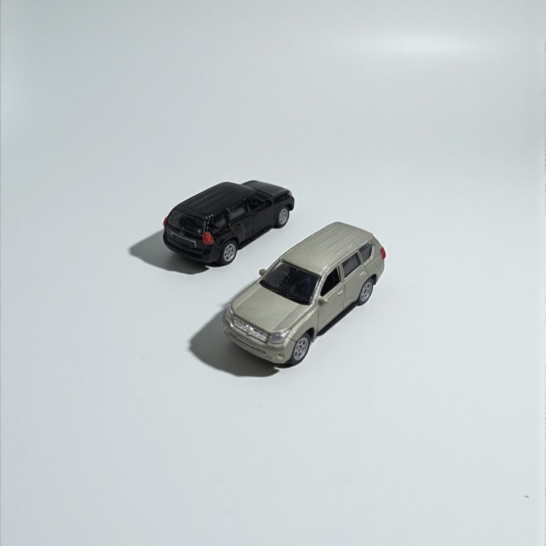 Toyota Prado 1:64 – Potencia, Elegancia y Aventura en Miniatura