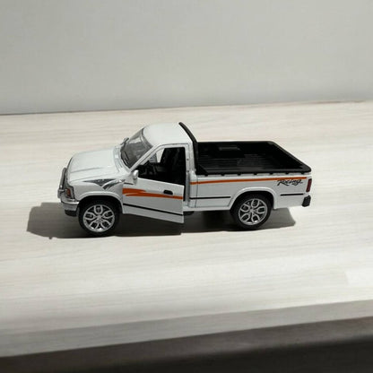 Camioneta Toyota 1:32 – Modelo Detallado – Diseño Robusto y Reproducción Precisa