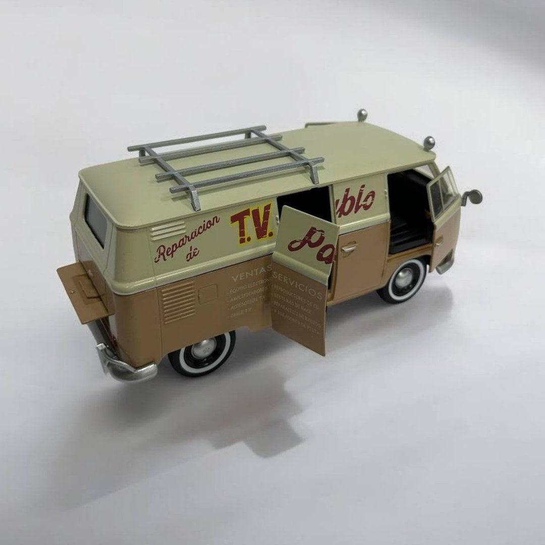 Volkswagen Bus Wheeljack 1:24 – ¡Un Viaje Retro con Estilo Transformer!