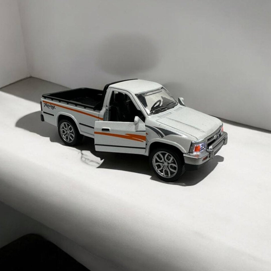 Camioneta Toyota 1:32 – Modelo Detallado – Diseño Robusto y Reproducción Precisa