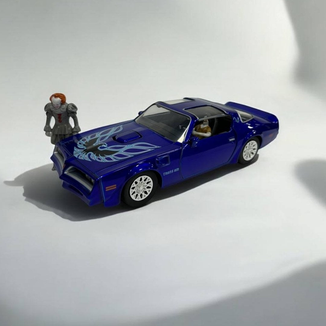 Pennywise y Henry Bowers Pontiac Firebird 1:24 – ¡El Terror y la Velocidad Juntos!