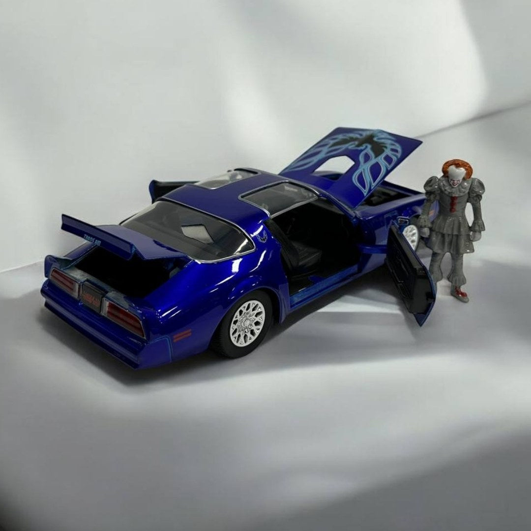 Pennywise y Henry Bowers Pontiac Firebird 1:24 – ¡El Terror y la Velocidad Juntos!