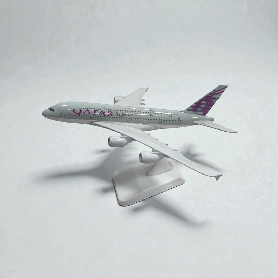 Avión Qatar Airways 1:350 – Modelo de Colección | Elegancia y Precisión Aeronáutica