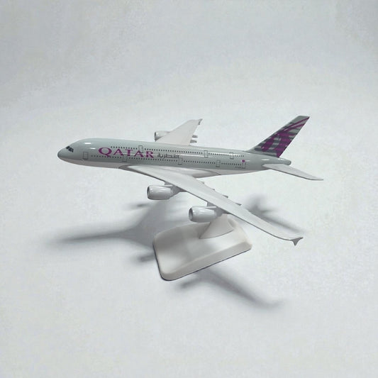 Avión Qatar Airways 1:350 – Modelo de Colección | Elegancia y Precisión Aeronáutica