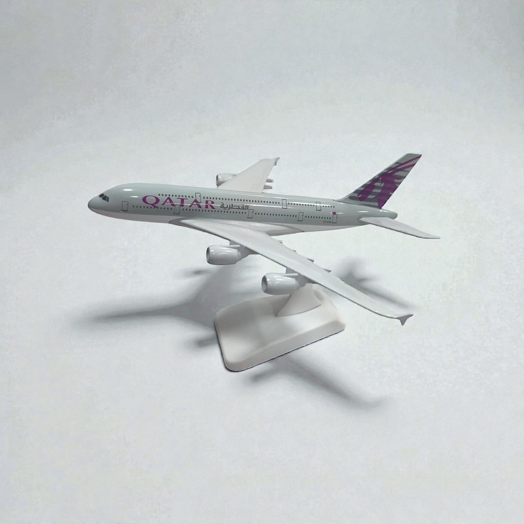 Avión Qatar Airways 1:350 – Modelo de Colección | Elegancia y Precisión Aeronáutica