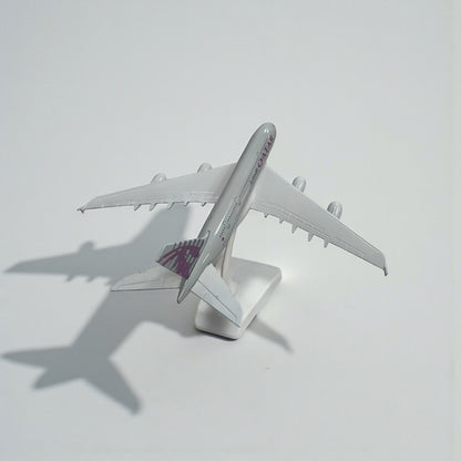 Avión Qatar Airways 1:350 – Modelo de Colección | Elegancia y Precisión Aeronáutica