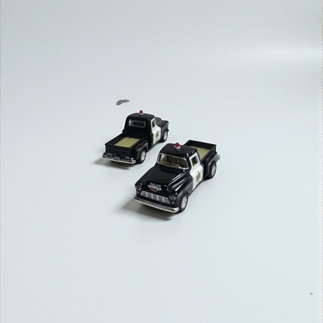 Chevy Stepside 1955 Policial 1:64 – El Clásico Americano con Espíritu de Leyenda