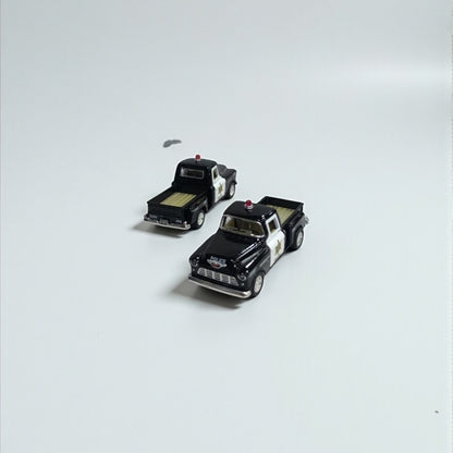 Chevy Stepside 1955 Policial 1:64 – El Clásico Americano con Espíritu de Leyenda