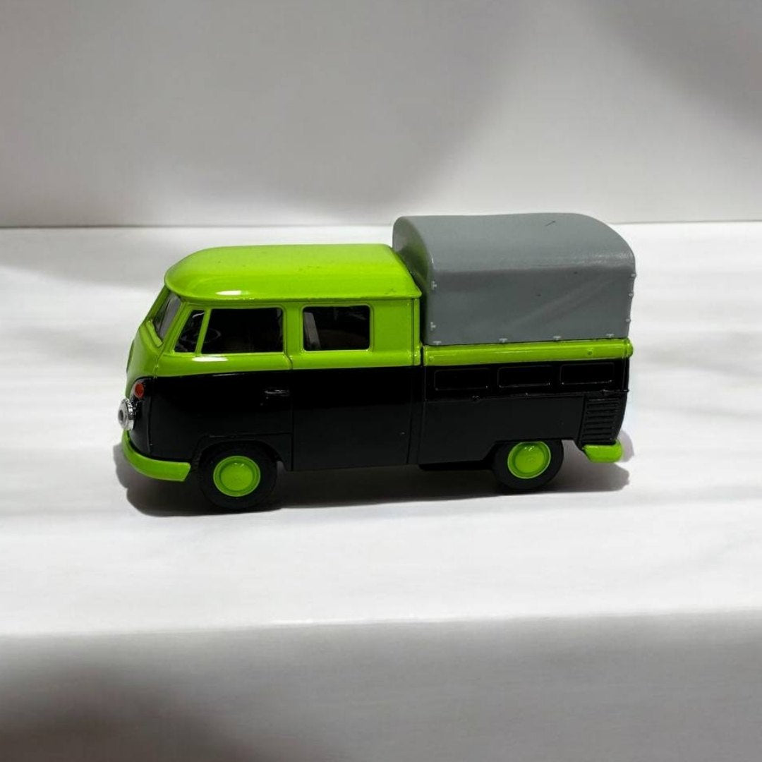 Volkswagen Van Combi 1:32 – Modelo Clásico Detallado – Diseño Retro y Reproducción Fiel