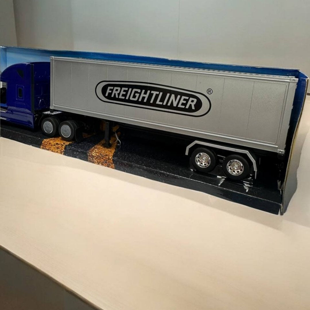 Modelo a Escala Freightliner Cascadia 1:32 – Potencia y Elegancia en Cada Ruta