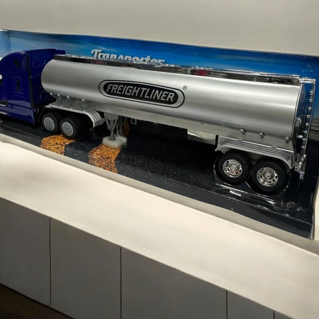 Modelo a Escala Freightliner Cascadia Tanquero 1:32 – Dominio y Precisión en las Carreteras