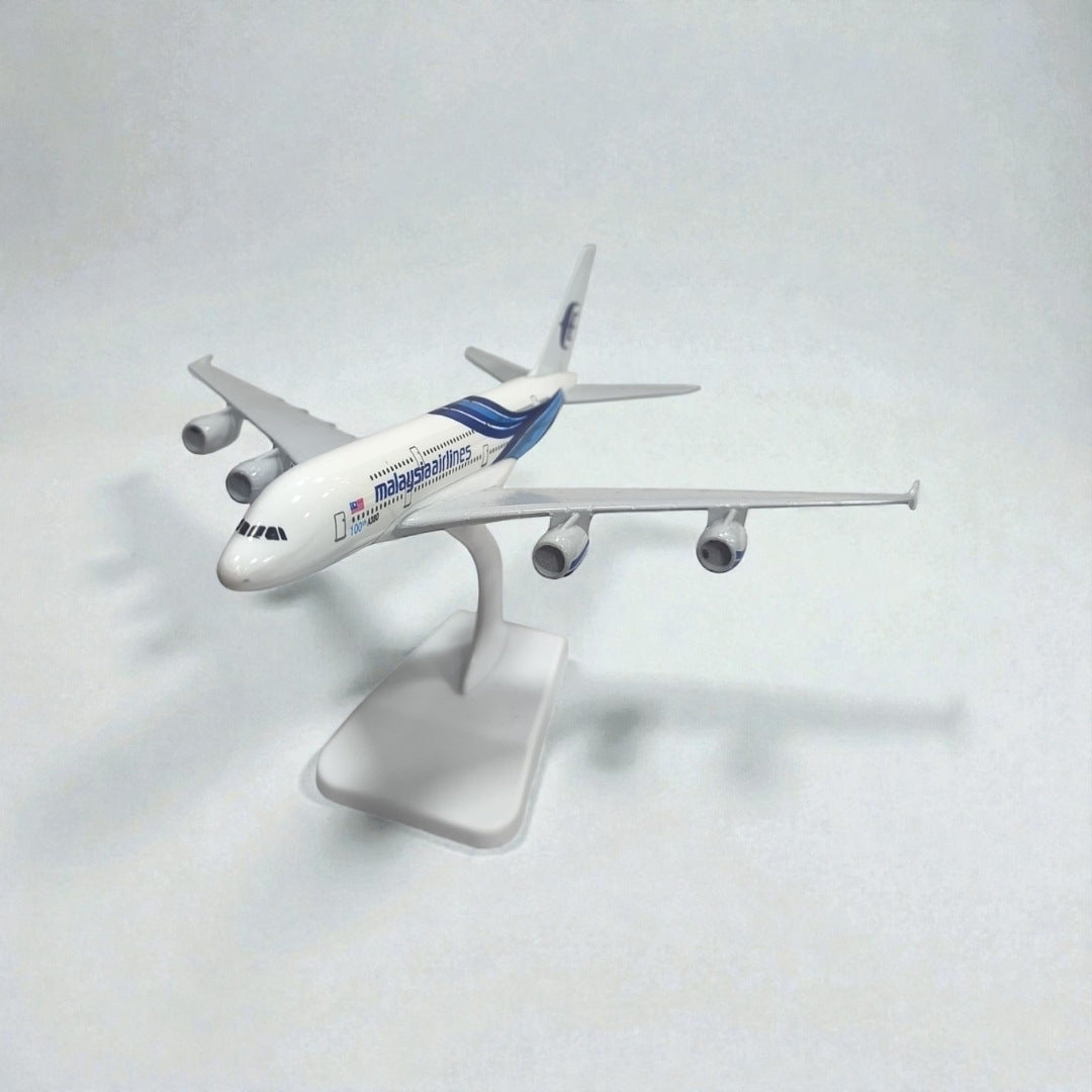 Avión Malaysia Airlines 1:350 – Modelo de Colección | Elegancia y Precisión en Escala