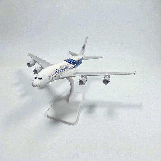 Avión Malaysia Airlines 1:350 – Modelo de Colección | Elegancia y Precisión en Escala