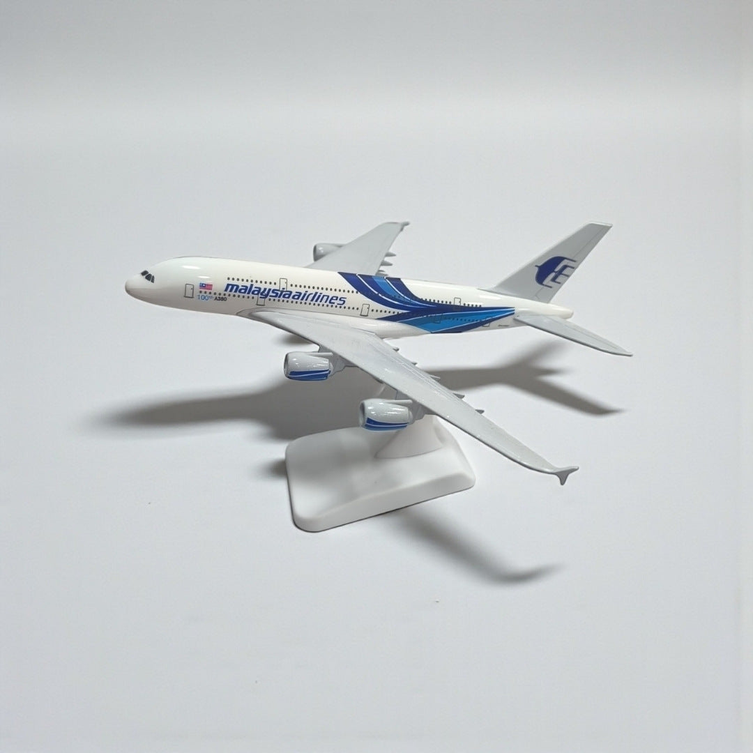 Avión Malaysia Airlines 1:350 – Modelo de Colección | Elegancia y Precisión en Escala