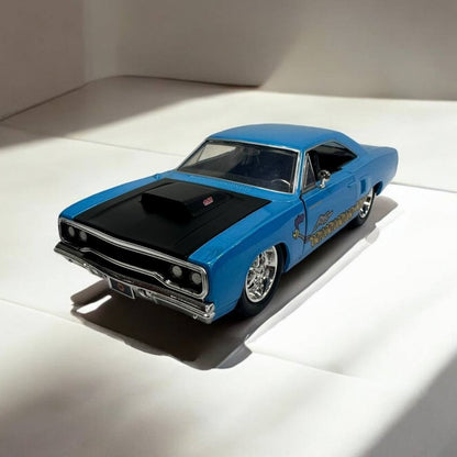 Plymouth Road Runner 1:24 – Modelo a Escala Clásico – Detalles Auténticos y Diseño Legendario