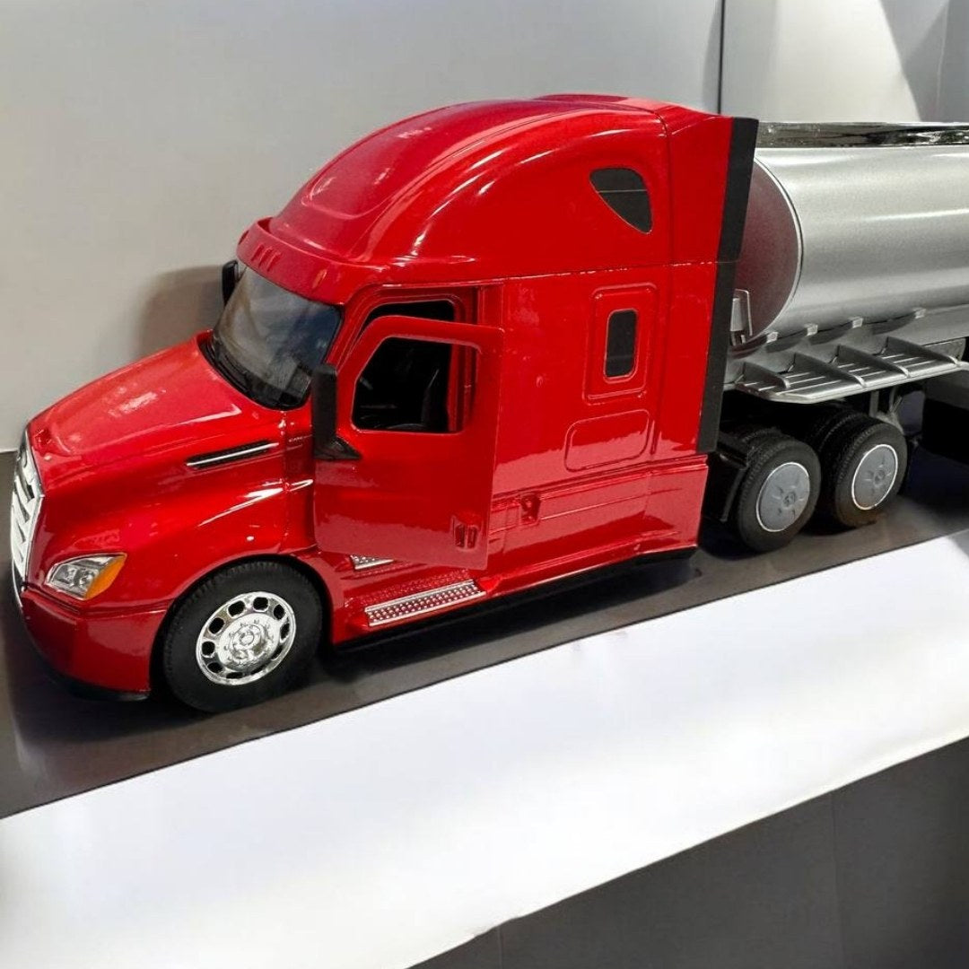 Modelo a Escala Freightliner Cascadia Tanquero 1:32 – Dominio y Precisión en las Carreteras