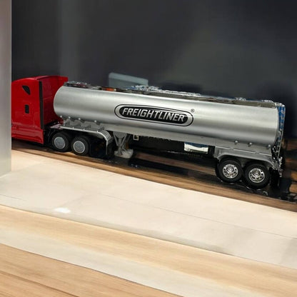 Modelo a Escala Freightliner Cascadia Tanquero 1:32 – Dominio y Precisión en las Carreteras