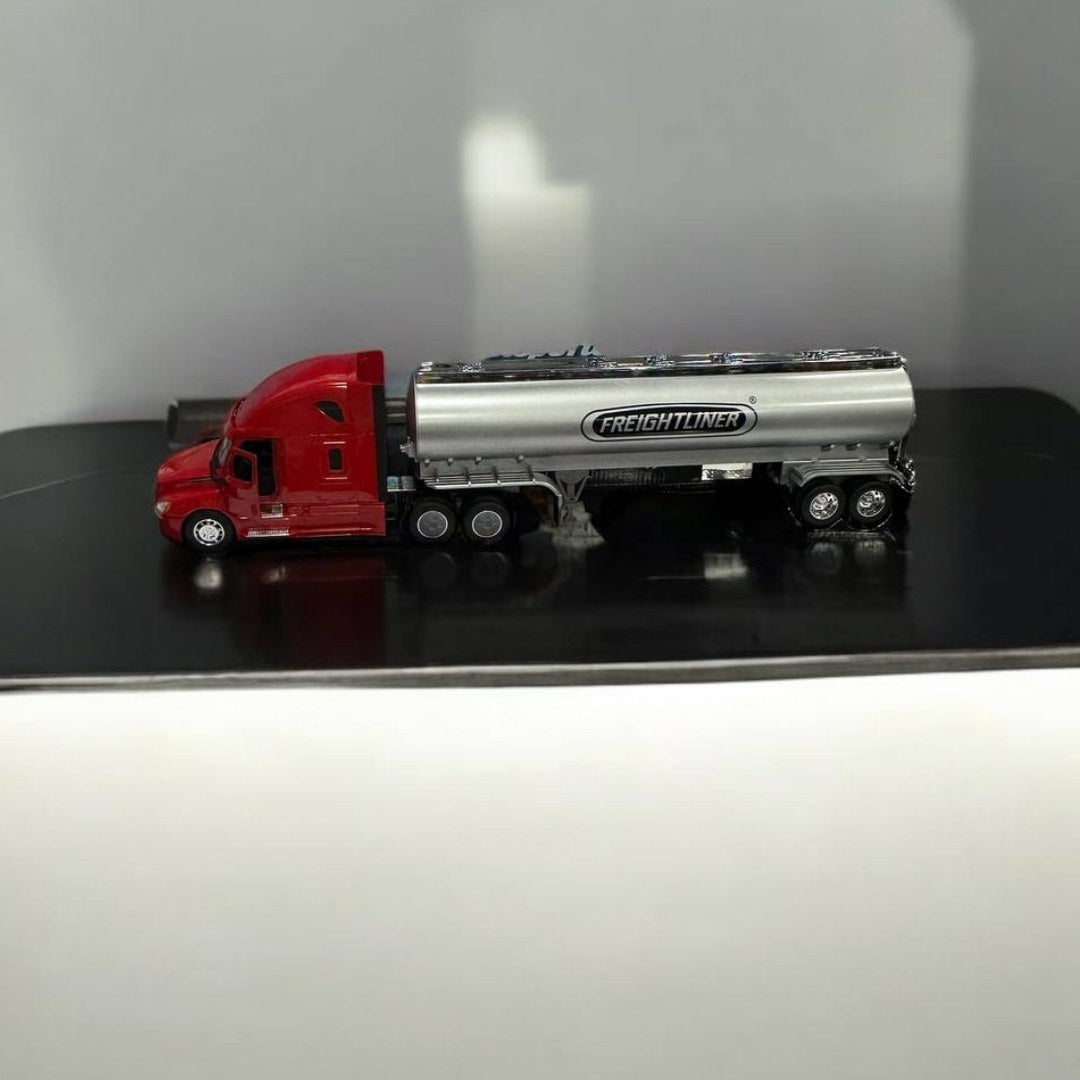 Modelo a Escala Freightliner Cascadia Tanquero 1:32 – Dominio y Precisión en las Carreteras