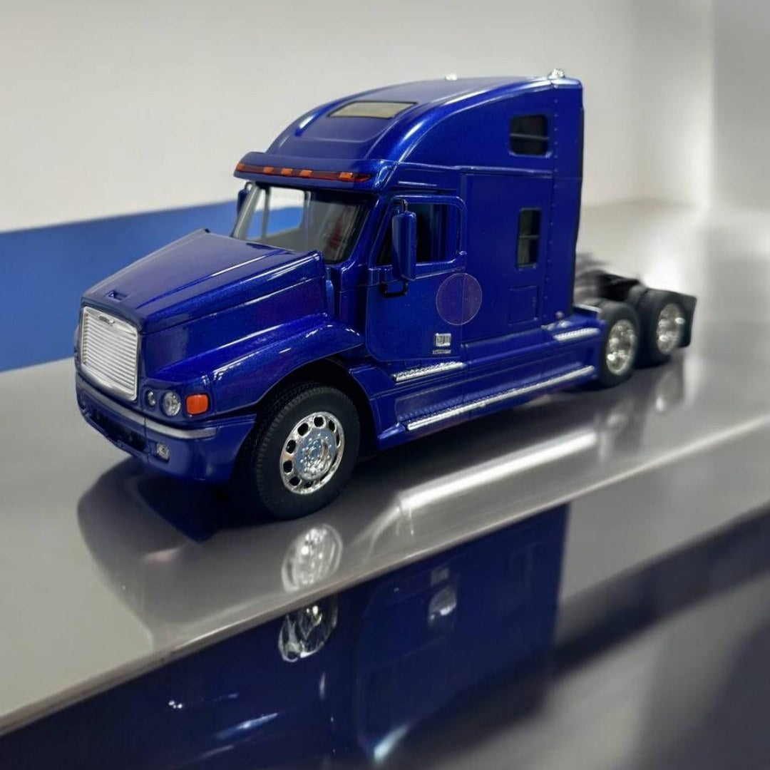 Modelo a Escala Freightliner Century Class ST 1:32 – Elegancia y Potencia en Movimiento