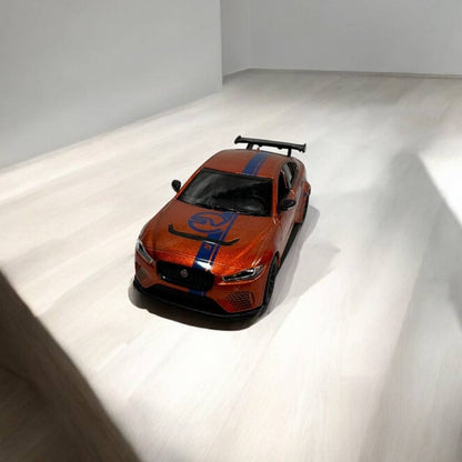 Jaguar XE SV Project 8 1:32 – Modelo Deportivo con Diseño Imponente y Detalles de Alta Calidad