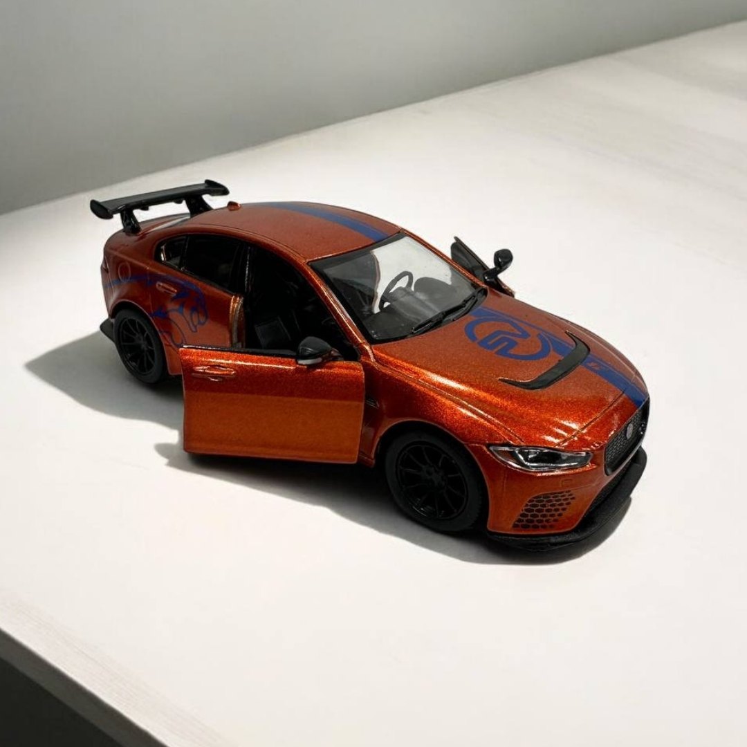 Jaguar XE SV Project 8 1:32 – Modelo Deportivo con Diseño Imponente y Detalles de Alta Calidad