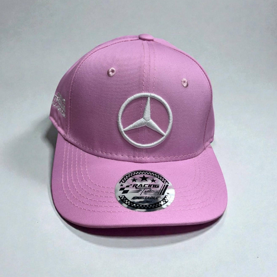 Gorra Mercedes Rosada | Estilo Moderno y Elegancia Distintiva