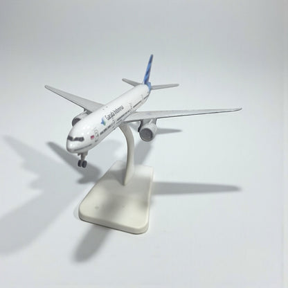 Avión Garuda Indonesia 1:350 – Modelo de Colección | Elegancia y Prestigio Asiático