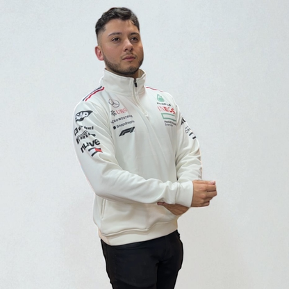 Buzo Mercedes-AMG Petronas – Precisión, Elegancia y Rendimiento Alemán