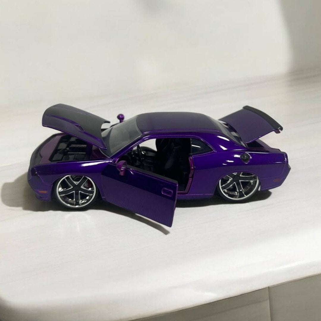 Dodge Charger SRT8 2008 1/24 - Modelo Detallado de Muscle Car Morado