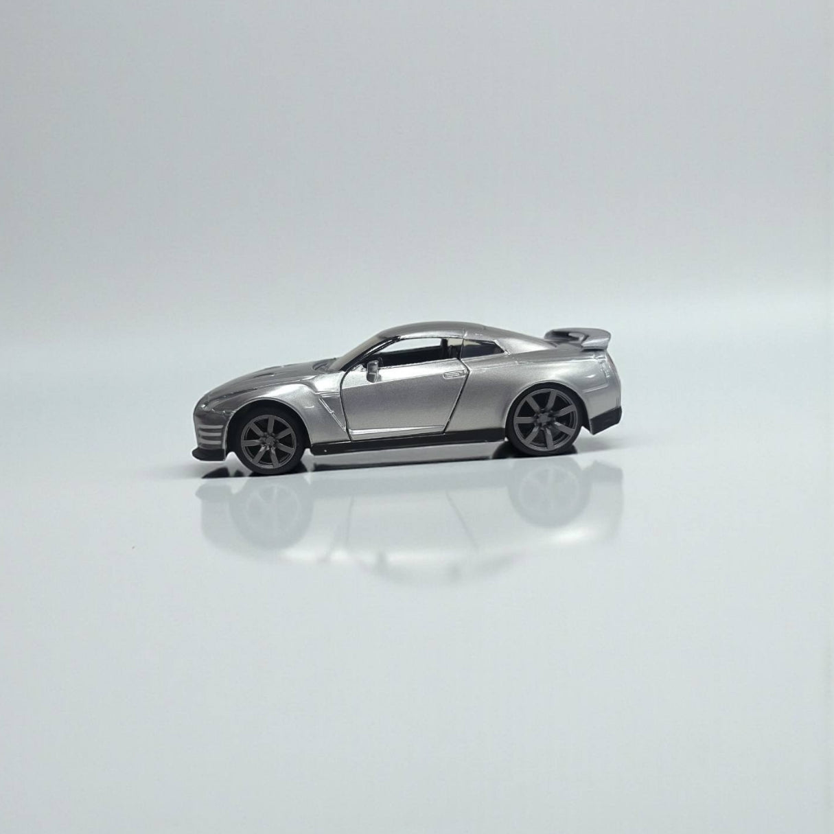 Nissan GT-R R35 Rápidos y Furiosos 1:32 – Edición de Colección en Metal | Ícono del Cine