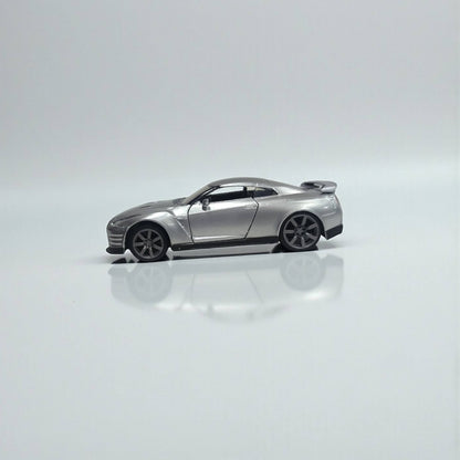 Nissan GT-R R35 Rápidos y Furiosos 1:32 – Edición de Colección en Metal | Ícono del Cine