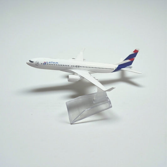 Avión LATAM 1:400 – Modelo de Colección en Metal para Exhibición Premium